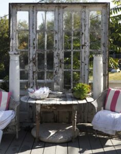 décoration-jardin-pas-chere-shabby-chic-décor-ancienne-porte-fenêtre-dormant