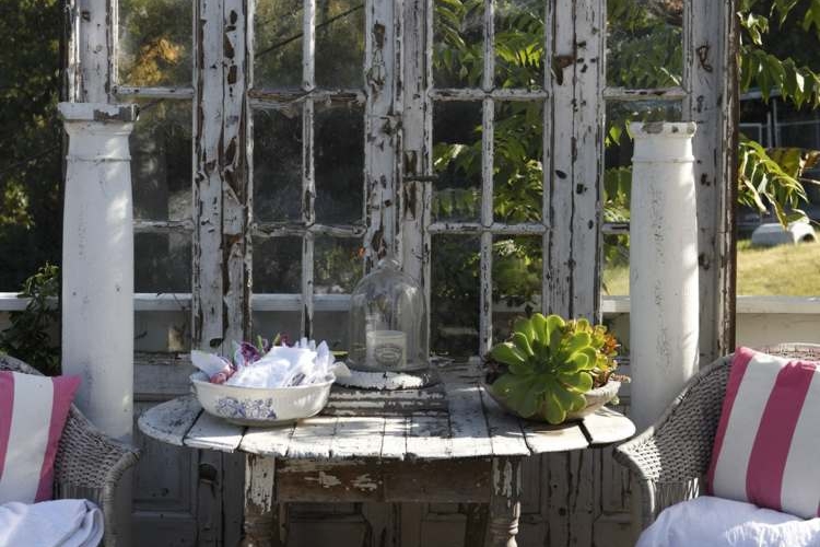 décoration-jardin-pas-chere-shabby-chic-décor-ancienne-porte-fenêtre-dormant