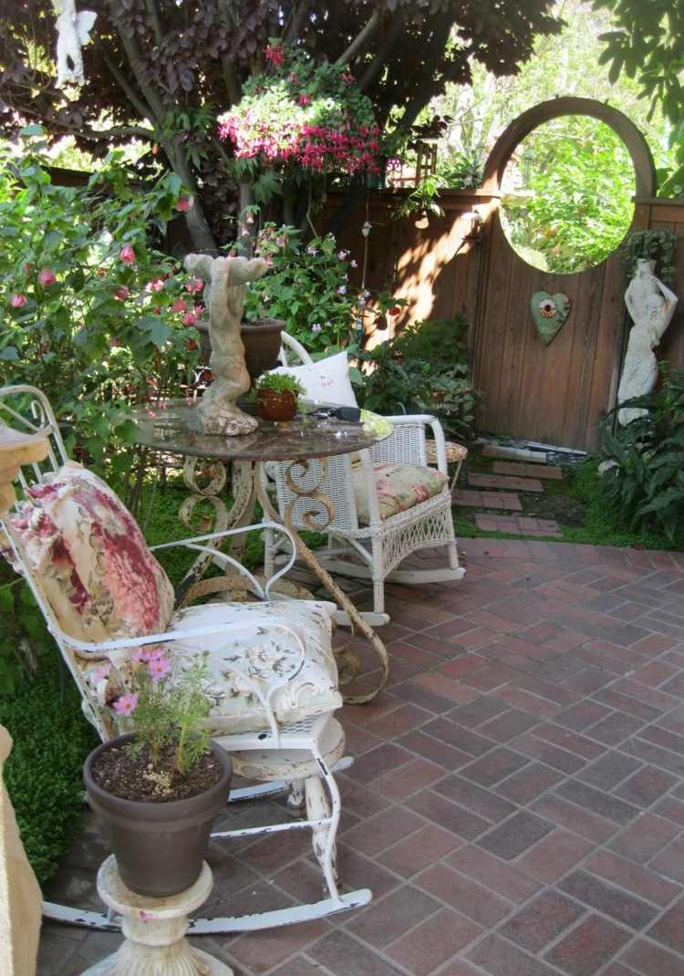 décoration jardin pas chère shabby-chic-fauteuils-bascule-anciens-coussins-fleuris