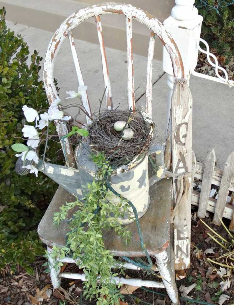 décoration-jardin-pas-chere-shabby-chic-vieille-chaise-bois-arrosoir-zinc