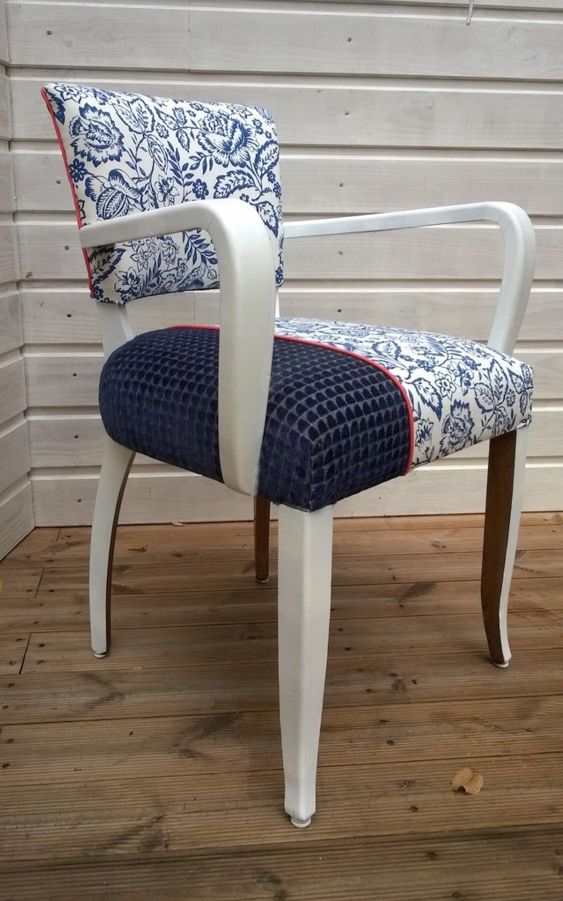 fauteuil-Bridge-relooké-peinture-blanche-garniture-motifs-bleu-marine