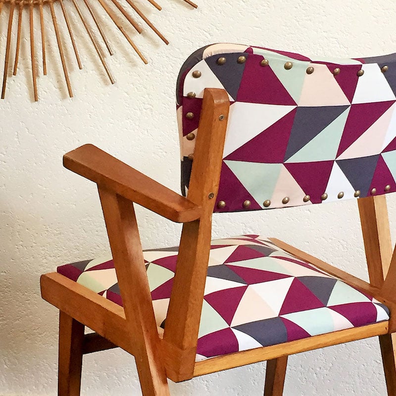 fauteuil-Bridge-relooké-tissu-motifs-géométriques-clous-tapissiers
