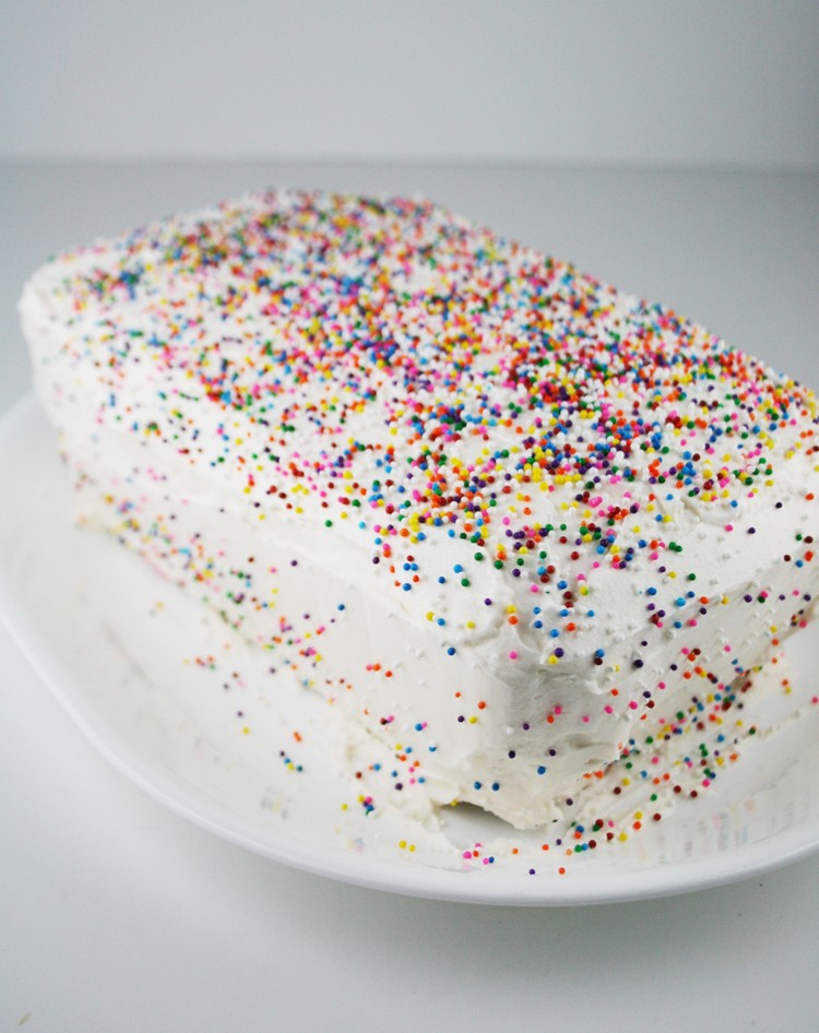 gâteau-surprise-nappage-blanc-déco-smarties
