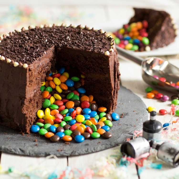 gâteau surprise smarties-colorées-chocolat