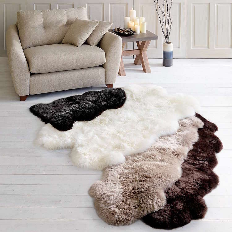 idee-deco-salon-cocooning-tapis-peau-mouton-fauteuil-tout-confort-déco-bougies