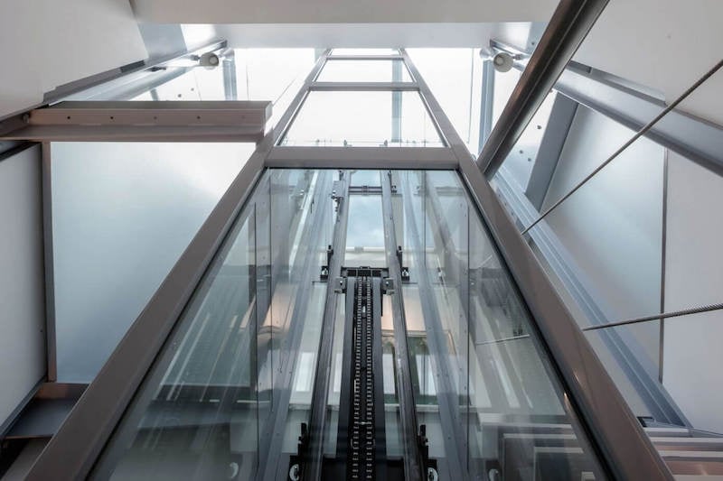 intérieur-maison-moderne-duplex-ascenseur-parois-transparentes
