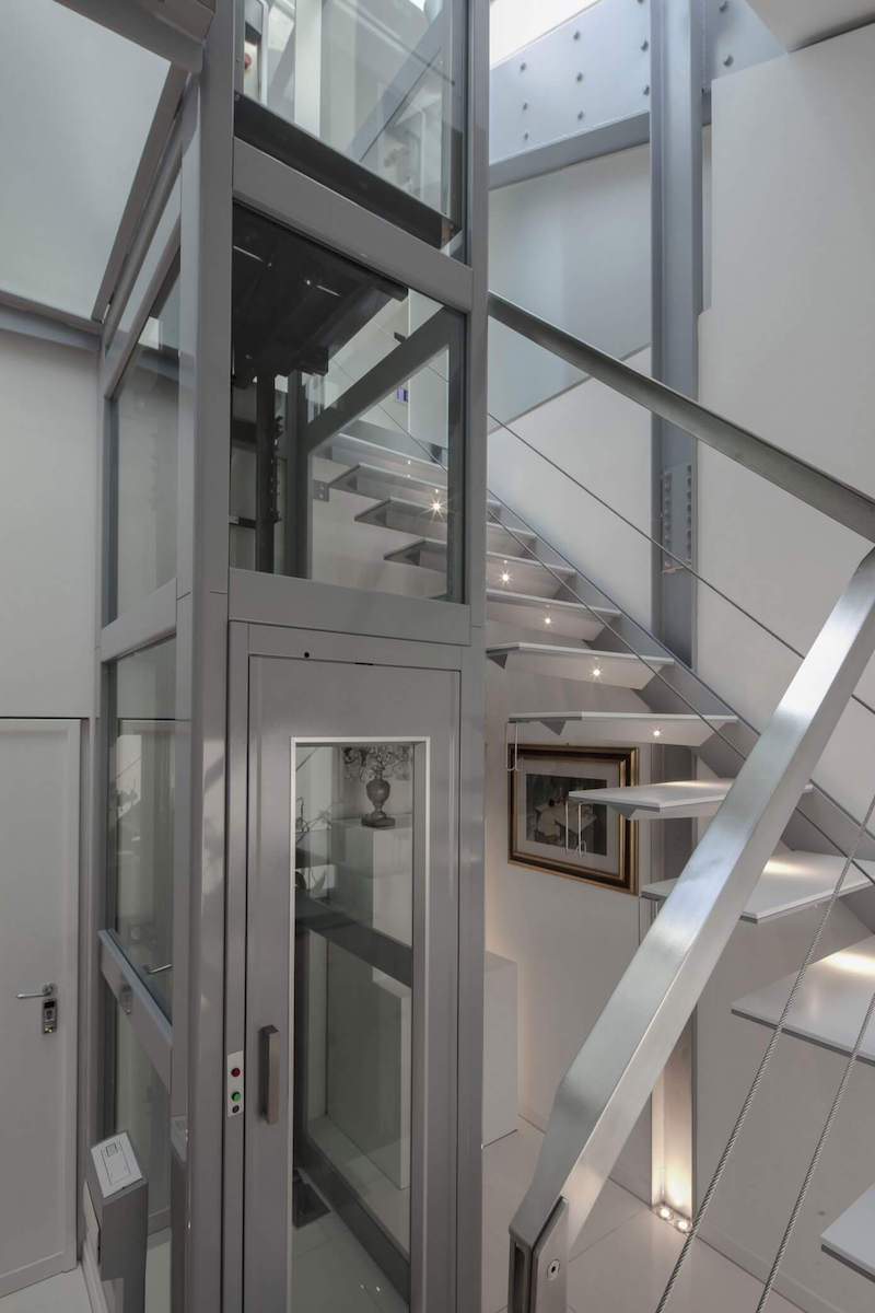 intérieur-maison-moderne-duplex-escalier-tournant-ascenseur