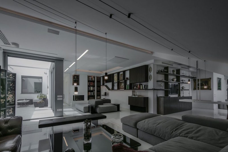 intérieur de maison moderne murs-blancs-meubles-gris-graphite