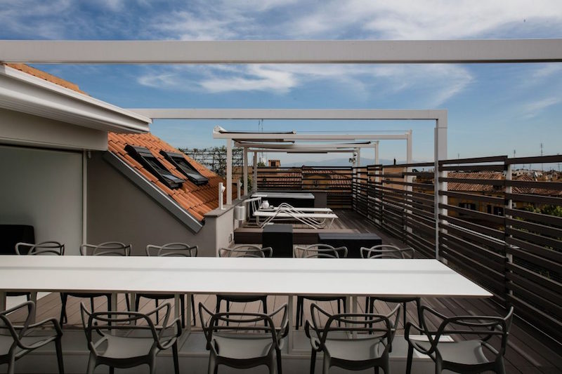 intérieur-maison-moderne-terrasse-meubles-design-chaises-longues