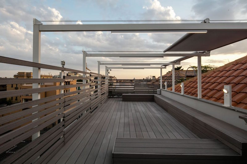 intérieur-maison-moderne-toit-terrasse-bois-composite-brise-vue