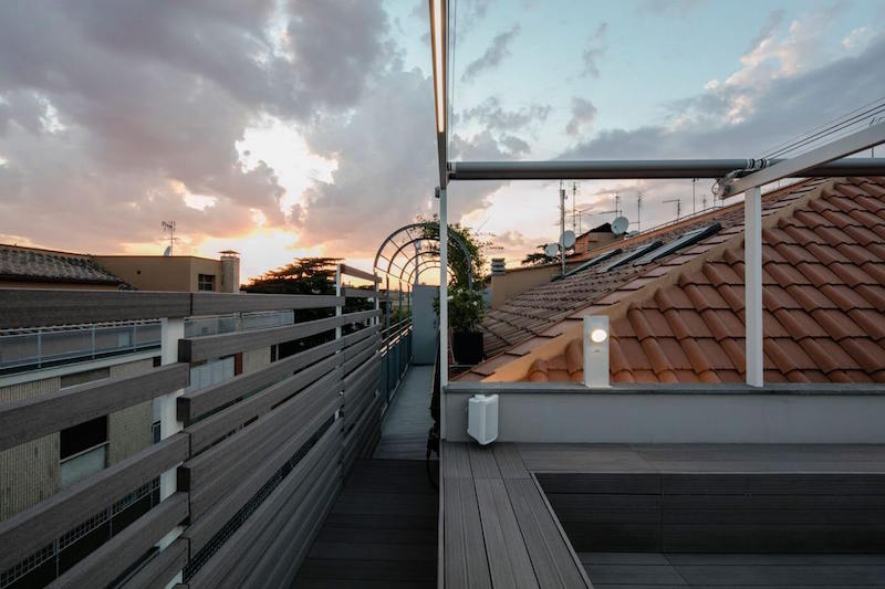 intérieur-maison-moderne-toit-terrasse-bornes-lumineuses