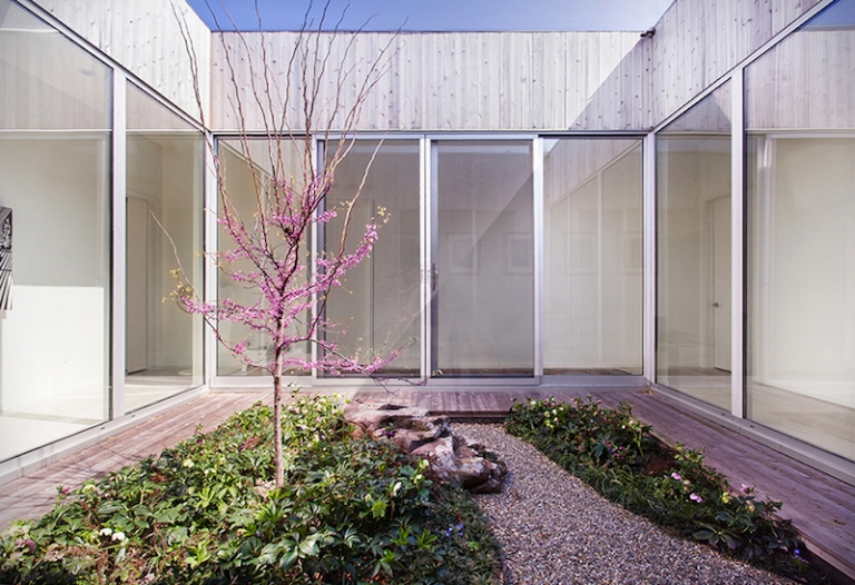 jardin-intérieur-japonais-maison-bardage-claire-voie-vertical