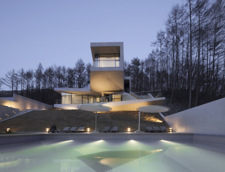 maison-béton-architecture-minimaliste-piscine-extérieure-éclairage-led