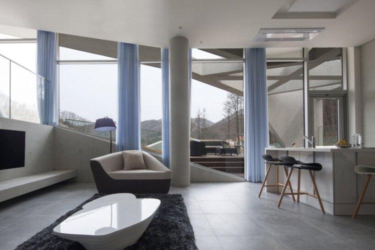 maison en béton architecture-moderne-piliers-intérieur-minimaliste