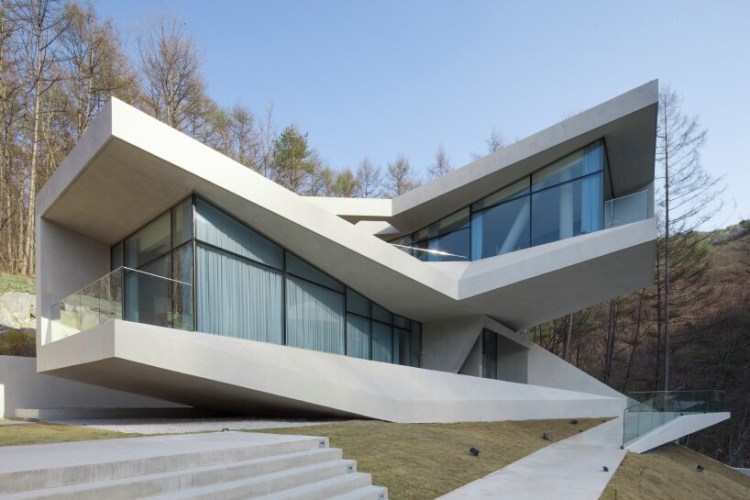 maison-béton-design-architecture-moderne-fenetres-panoramiques