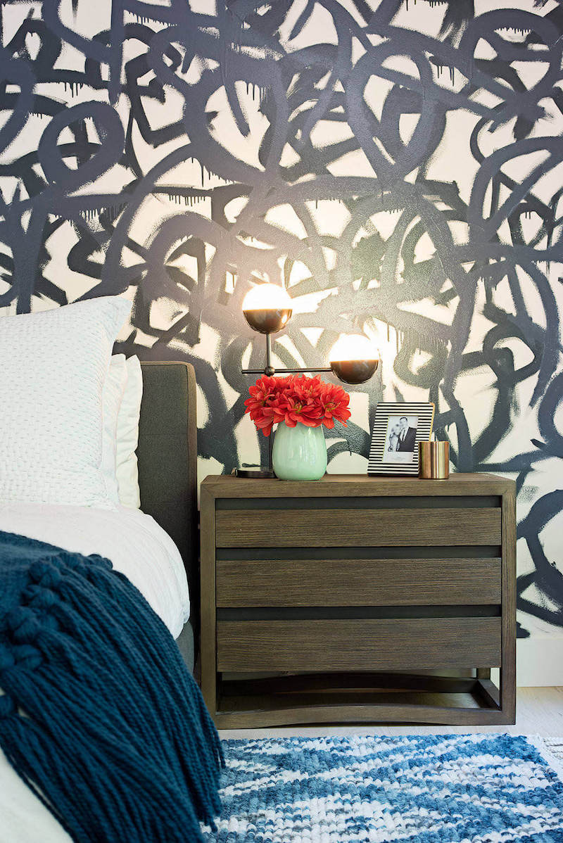 mur décore de graffitis et déco bohème chic dans la chambre à coucher adulte mur-décoré-graffitis-déco-bohème-chic-chambre-coucher-adulte