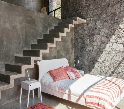 mur-pierre-naturelle-escalier-béton-lit-deux-places