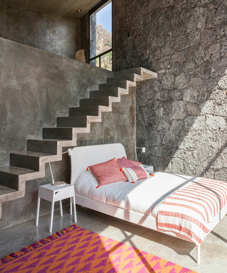 mur-pierre-naturelle-escalier-béton-lit-deux-places