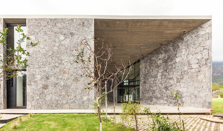 mur-pierre-naturelle-façade-extérieure-plafond-béton-maison-design