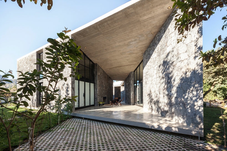 mur-pierre-naturelle-plafond-béton-jardin-maison-architecte-mexique
