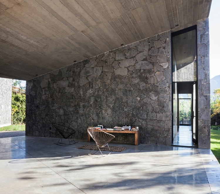 mur-pierre-naturelle-plafond-béton-maison-design-meubles-bois