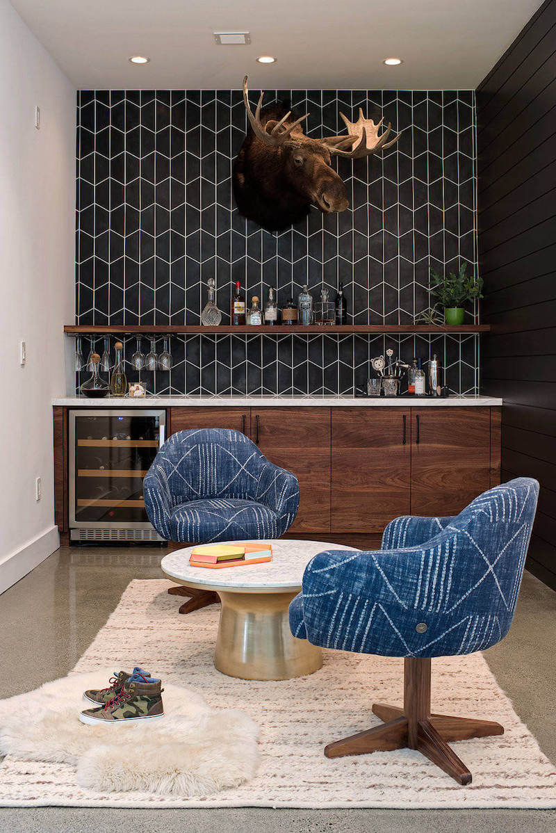 papier peint noir et faux trophée d'élan en déco bohème chic papier-peint-noir-faux-trophée-élan-déco-bohème-chic