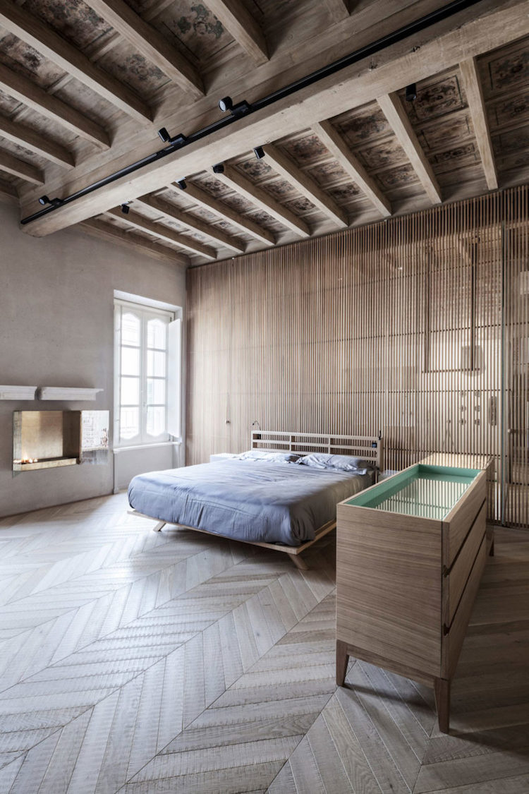 parquet bois clair-motif-chevron-plafond-bois-ornements-chambre-avec-salle-de-bain