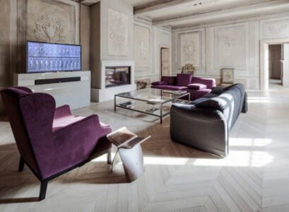 parquet bois clair-panneaux-muraux-bois-ornements-table-basse-verre-canapé-gris