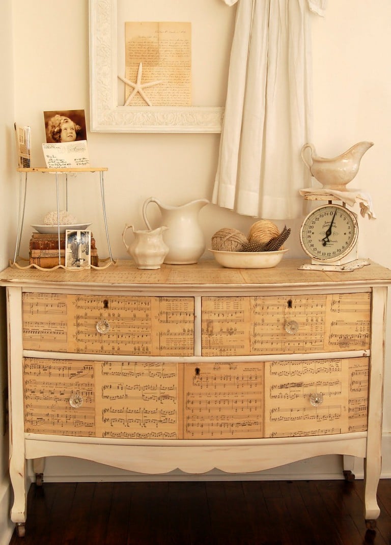 relooker-armoire-ancienne-ambiance-vitnage-notes-musique-salon