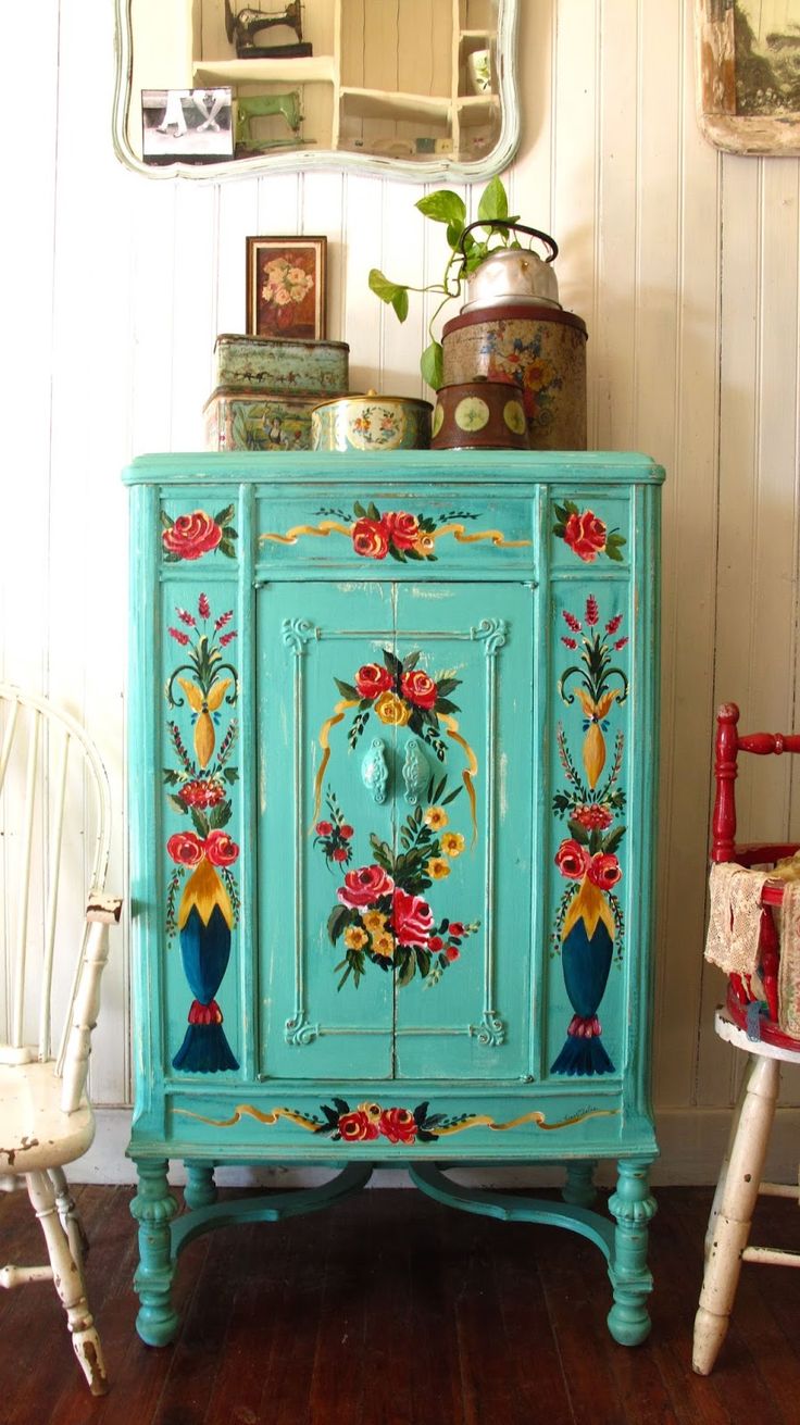 relooker-armoire-ancienne-motifs-floraux-vert-peinture-façades-idées-vintage-provençale
