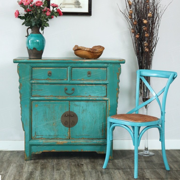 relooker-armoire-ancienne-peinture-verte-chaise-assortie-vase-fleurs