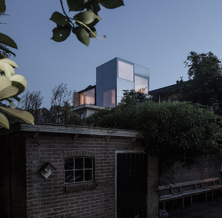 revetement facade-verre-effet-miroir-architecture-moderne-extension-maison-sur-toit