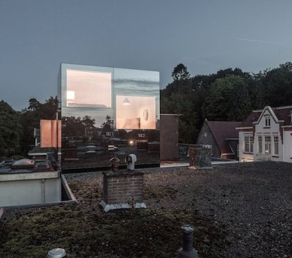 revetement facade-verre-effet-miroir-extension-maison-surélevée-sur-toit