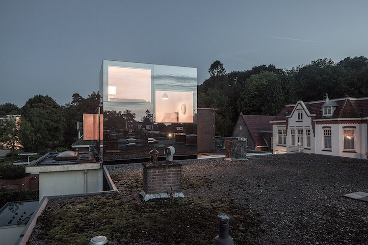 revetement facade-verre-effet-miroir-extension-maison-surélevée-sur-toit