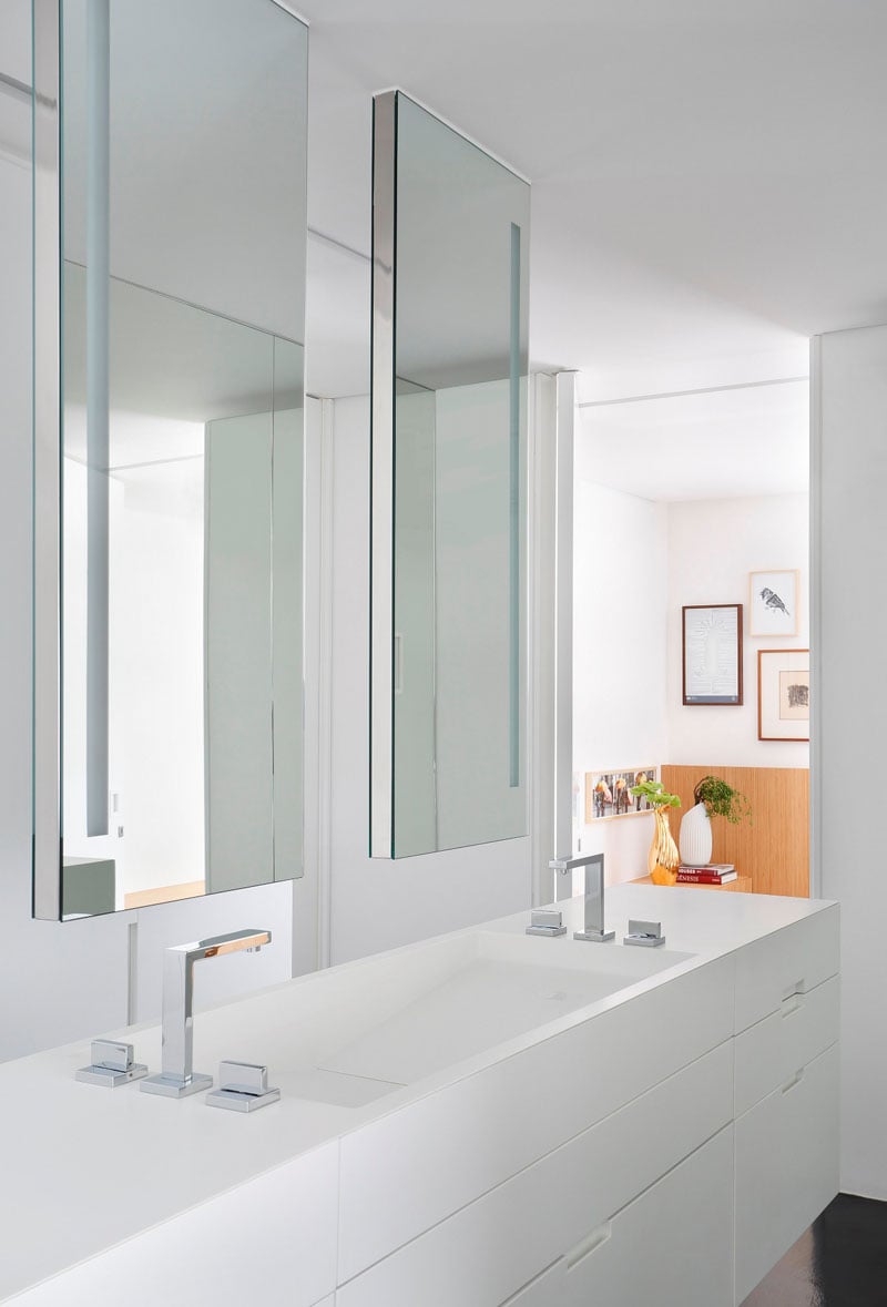 salle-bain-miroirs-suspendus-appartement-design