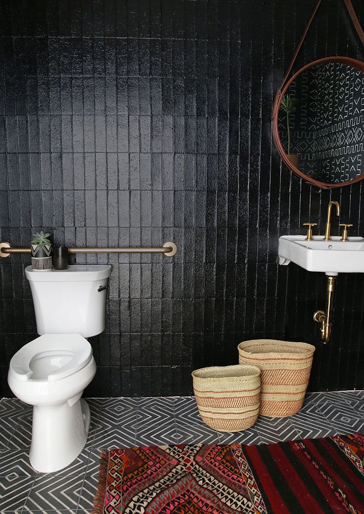 salle-bain-noire-ethno-chic-toilettes