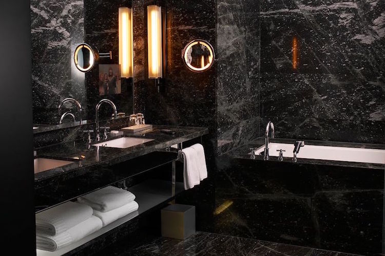 salle-bain-noire-marbre-éclairage-doux
