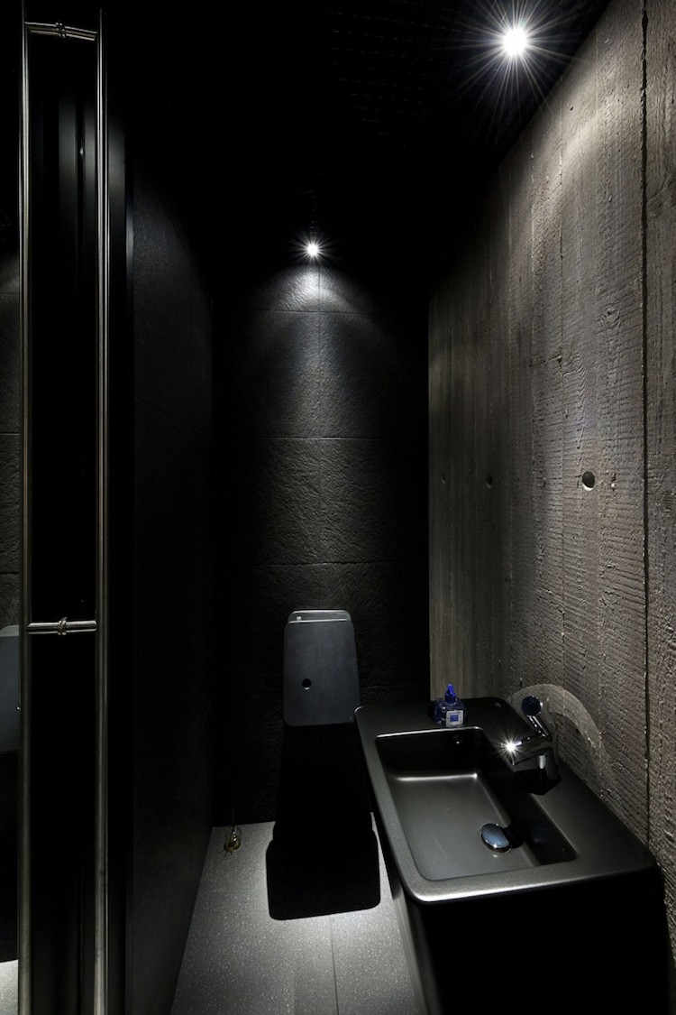 salle-bain-noire-murs-béton-brut