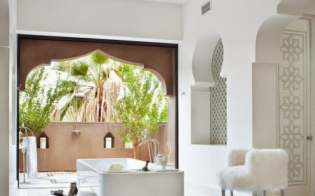 salle-de-bain-marocaine-blanche-ouverture-porte-marocaine-douche-extérieure