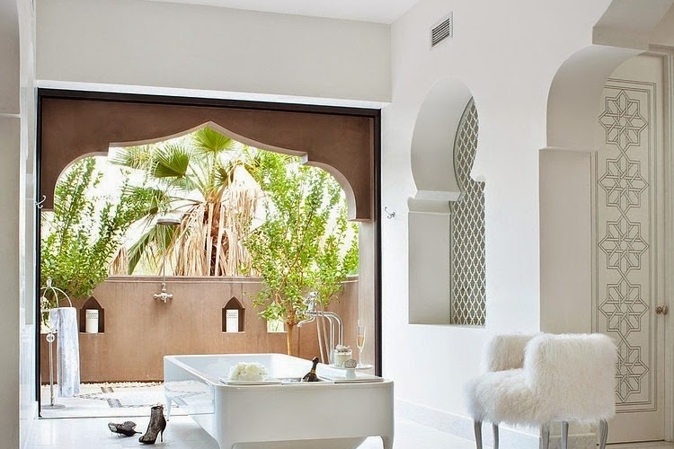 salle-de-bain-marocaine-blanche-ouverture-porte-marocaine-douche-extérieure