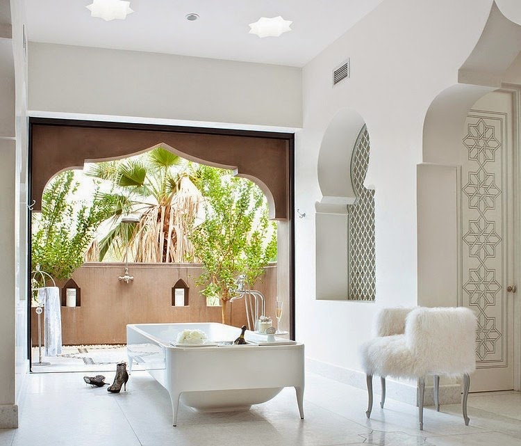 salle-de-bain-marocaine-blanche-ouverture-porte-marocaine-douche-extérieure