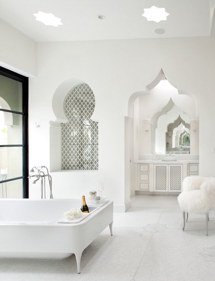 salle-de-bain-marocaine-blanche-ouvertures-style-porte-marocaine