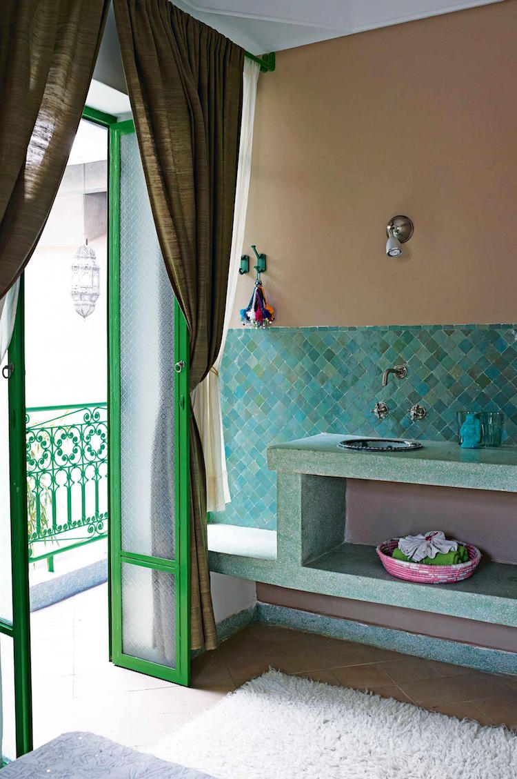 salle-de-bain-marocaine-carrelage-zellige-turquoise-plan-vasque-ciment