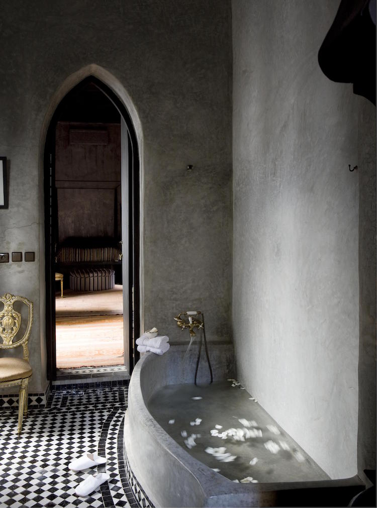 salle-de-bain-marocaine-enduit-tadelakt-gris-mosaique-noir-blanc-porte-arc-ogival