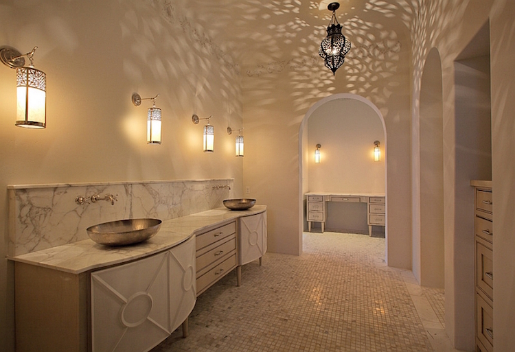 salle-de-bain-marocaine-luminaires-marocains-métal-ajouré-vasques-métal