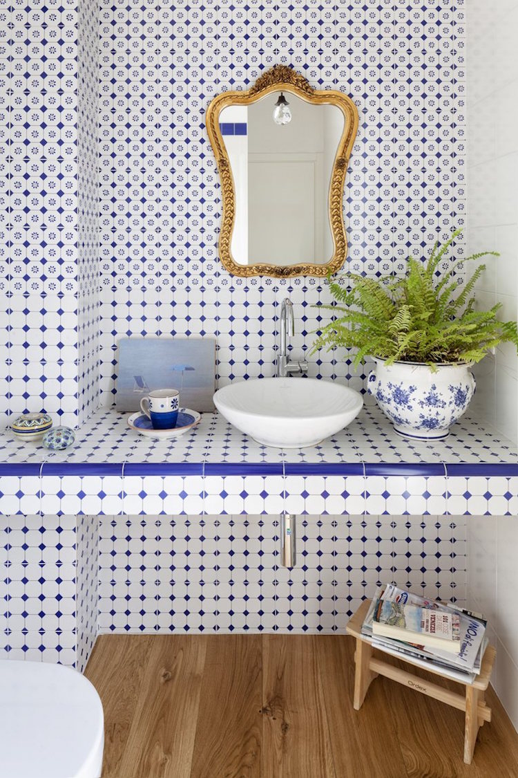salle-de-bain-marocaine-mosaique-blanc-bleu-vaque-céramique-miroir-cadre-métal