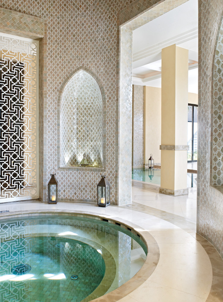 salle-de-bain-marocaine-mosaique-losanges-paravent-moucharabieh-lanternes-métal