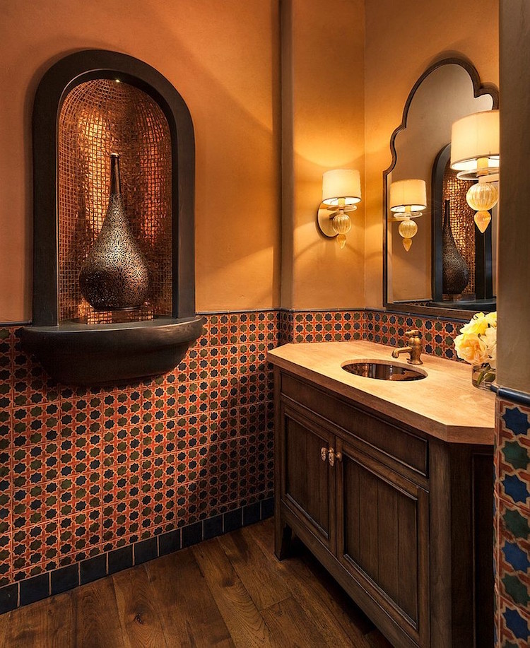 salle-de-bain-marocaine-mosaique-marocaine-vase-métal-ajouré-miroir-marocain