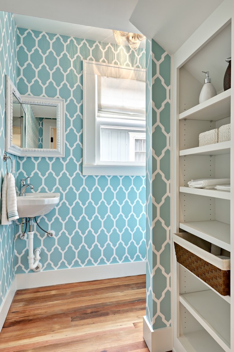 salle-de-bain-marocaine-papier-peint-bleu-motif-moucharabieh
