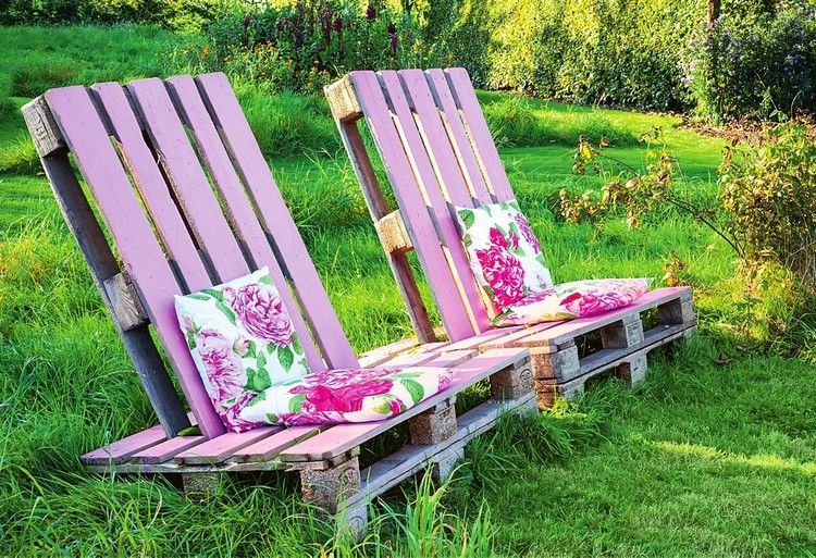 salon-jardin-palette-bois-fauteuils-diy-rose